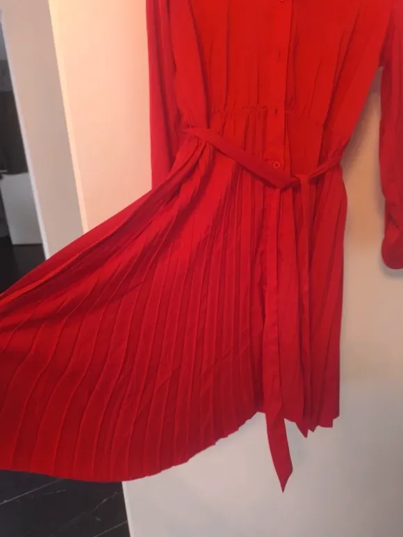 Kleid Plissee Satin 40/42 rot dünn