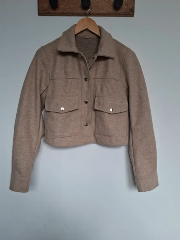 Korte vilten jasje. Nieuw. Beige.