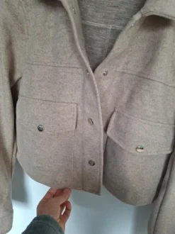 Korte vilten jasje. Nieuw. Beige.