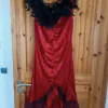 Kostüm Samtkleid mit Federbesatz
