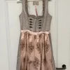 Krüger Dirndl in Brokatstoff mit Spitzenschürze , Pailletten, Perlen