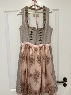 Krüger Dirndl in Brokatstoff mit Spitzenschürze , Pailletten, Perlen