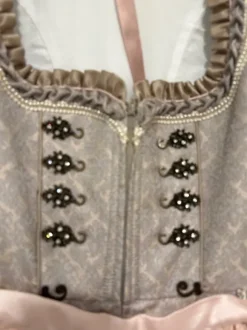 Krüger Dirndl in Brokatstoff mit Spitzenschürze , Pailletten, Perlen