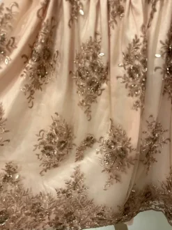 Krüger Dirndl in Brokatstoff mit Spitzenschürze , Pailletten, Perlen
