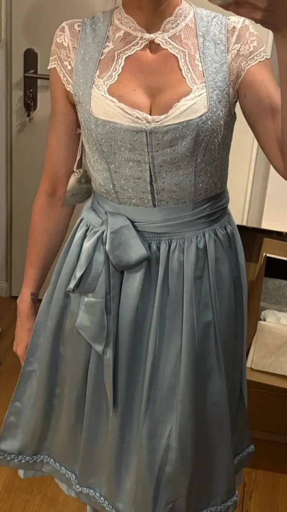 Krüger Dirndl Modell Soreya 70cm Victoria Swarovski Kollektion hellblau