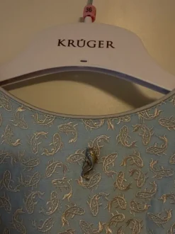 Krüger Dirndl Modell Soreya 70cm Victoria Swarovski Kollektion hellblau