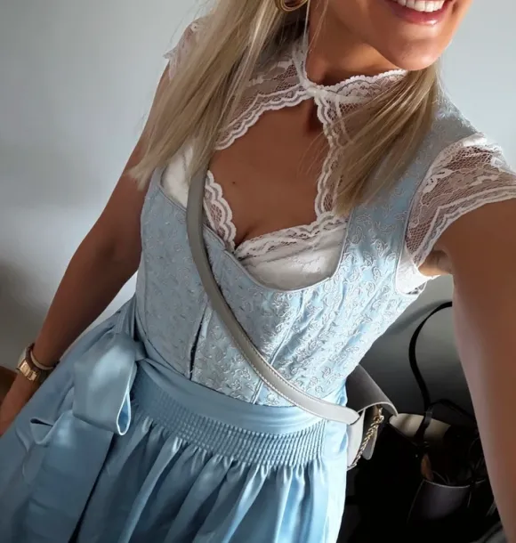 Krüger Dirndl Modell Soreya 70cm Victoria Swarovski Kollektion hellblau