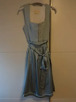 Krüger Dirndl Modell Soreya 70cm Victoria Swarovski Kollektion hellblau