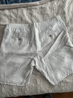 Kurze beige Leinenhose, Leinenshorts