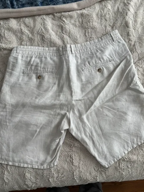Kurze beige Leinenhose, Leinenshorts