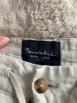 Kurze beige Leinenhose, Leinenshorts