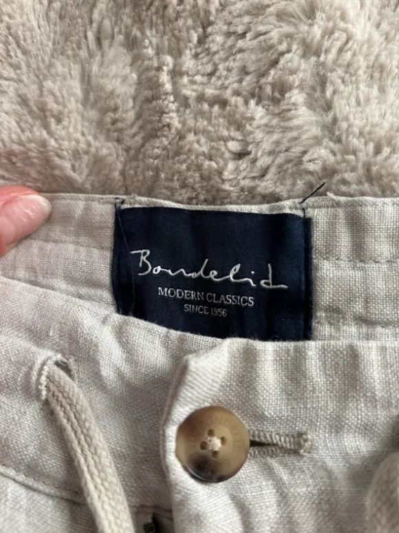 Kurze beige Leinenhose, Leinenshorts