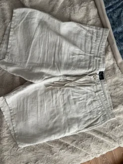 Kurze beige Leinenhose, Leinenshorts