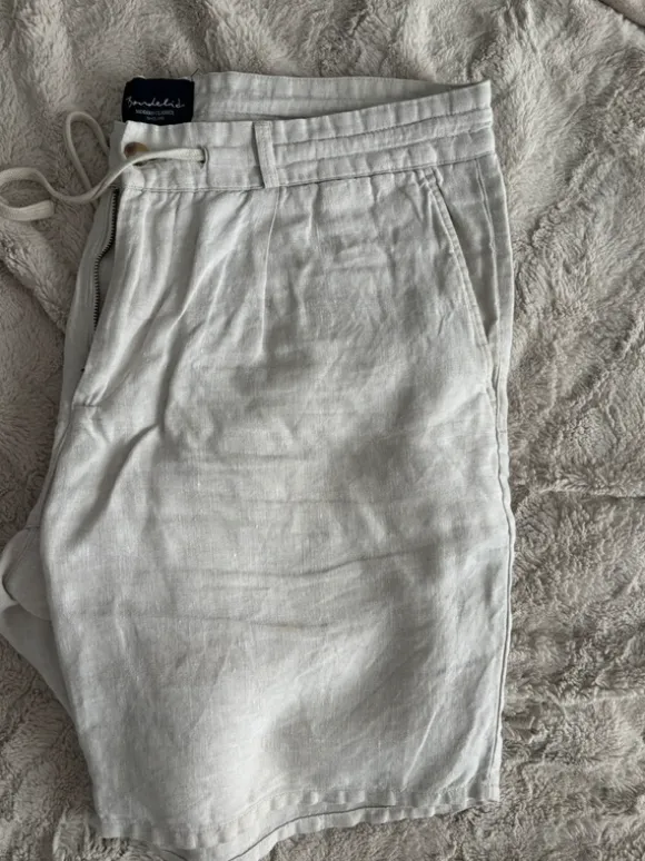 Kurze beige Leinenhose, Leinenshorts