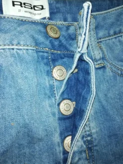 Kurze blaue Stretchjeans