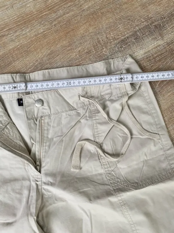 Kurze Damenhose beige