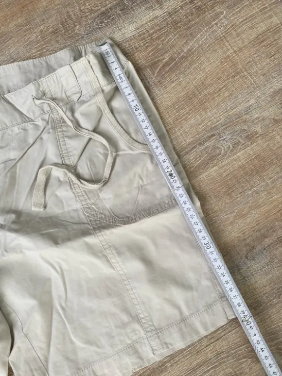 Kurze Damenhose beige