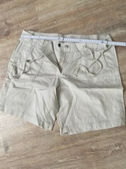 Kurze Damenhose beige