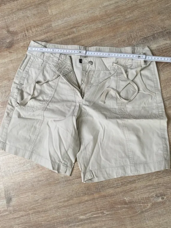 Kurze Damenhose beige