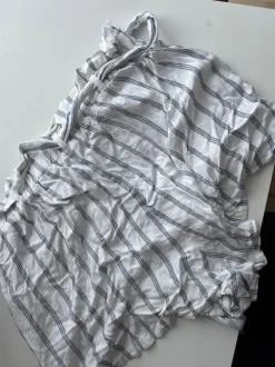 Kurze gestreifte Hose