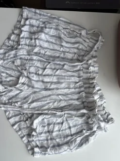 Kurze gestreifte Hose