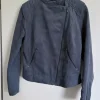 Kurze Jacke in Wildleder-Optik