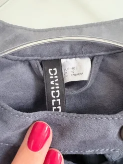 Kurze Jacke in Wildleder-Optik