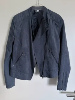 Kurze Jacke in Wildleder-Optik