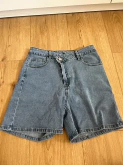 Kurze Jeans Hose