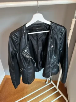 Kurze Lederjacke