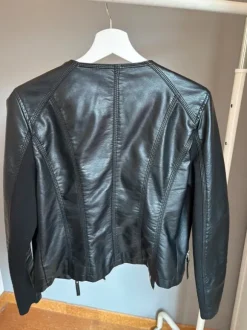 Kurze Lederjacke