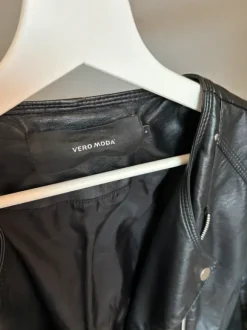 Kurze Lederjacke