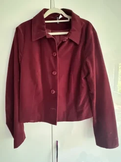 Kurze samtige Jacke