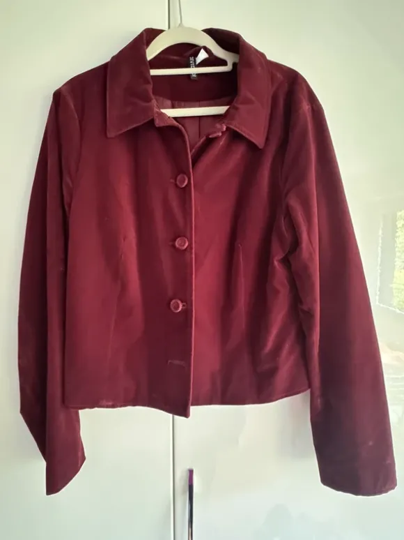 Kurze samtige Jacke