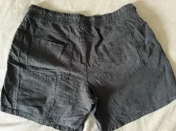 Kurze Stoffhose