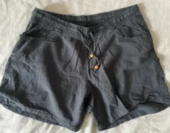 Kurze Stoffhose