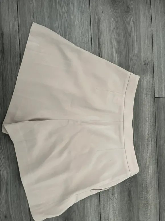 Kurze Stoffhose