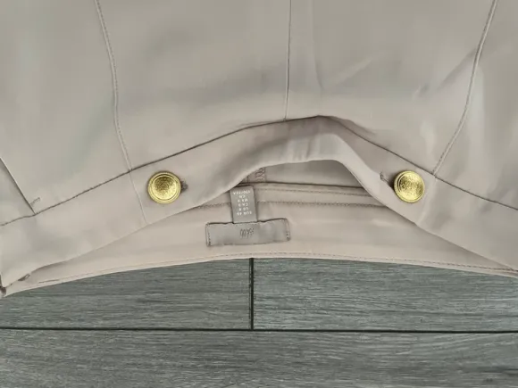 Kurze Stoffhose