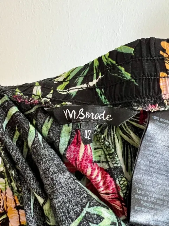 Kurze Stoffhose mit buntem Muster