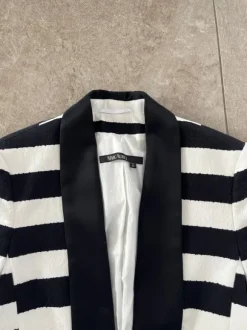 Kurzer Blazer in schwarz weißen Streifen