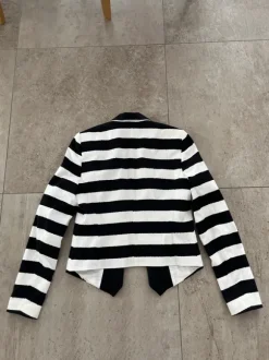 Kurzer Blazer in schwarz weißen Streifen
