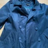 Kurzer dunkelblauer Trenchcoat