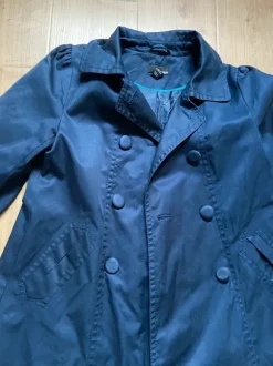 Kurzer dunkelblauer Trenchcoat
