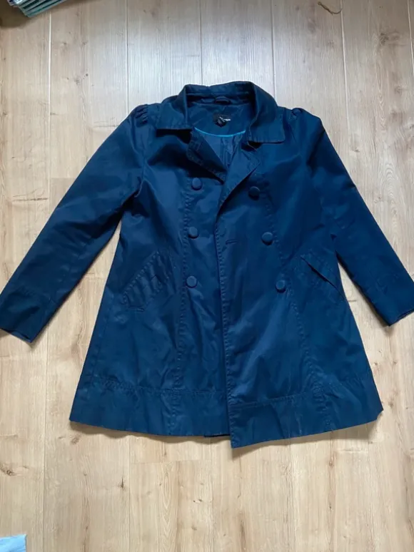 Kurzer dunkelblauer Trenchcoat