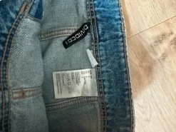 Kurzer Jeansrock mit Knopfleiste