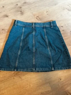 Kurzer Jeansrock mit Knopfleiste