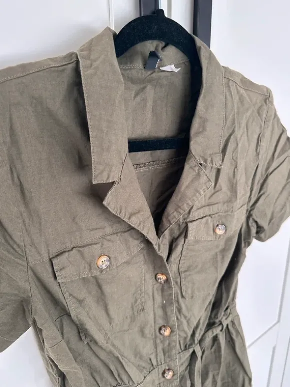 Kurzer Jumpsuit in Leinenoptik zum Knöpfen