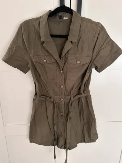Kurzer Jumpsuit in Leinenoptik zum Knöpfen