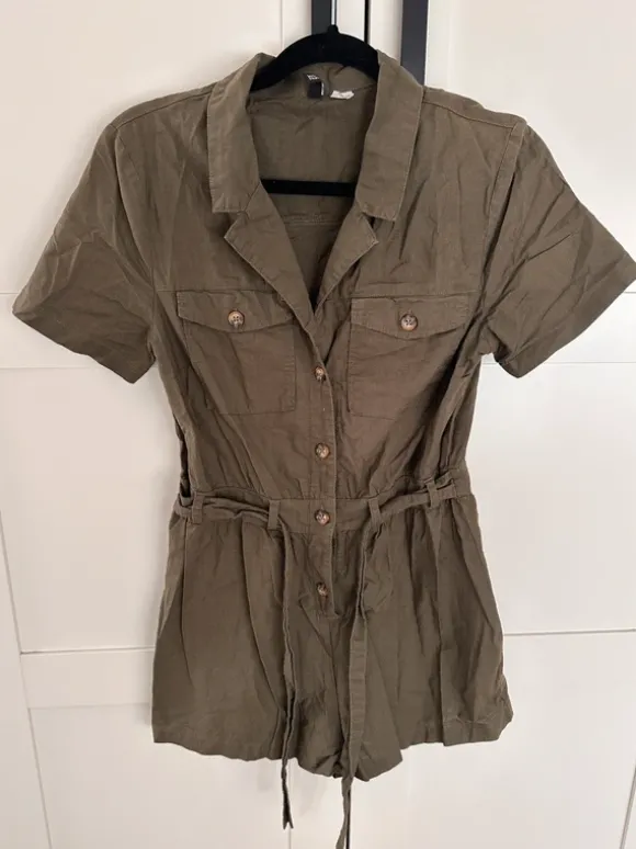 Kurzer Jumpsuit in Leinenoptik zum Knöpfen