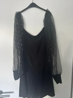 Kurzer Jumpsuits mit transparenten Ärmeln